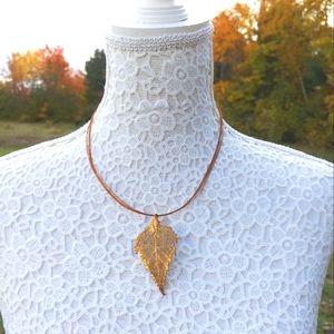 Gold fill leaf impression pendant on wire choker NWT